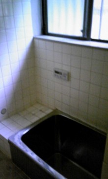 在来タイル貼浴室をバリアフリーのユニットバスに 在来タイル貼浴室をバリアフリーのユニットバスに